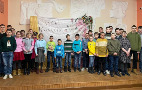 Поздравили мамочек