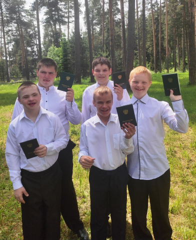 Поздравили школьников