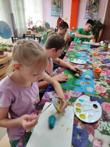 Раскрашиваем камушки